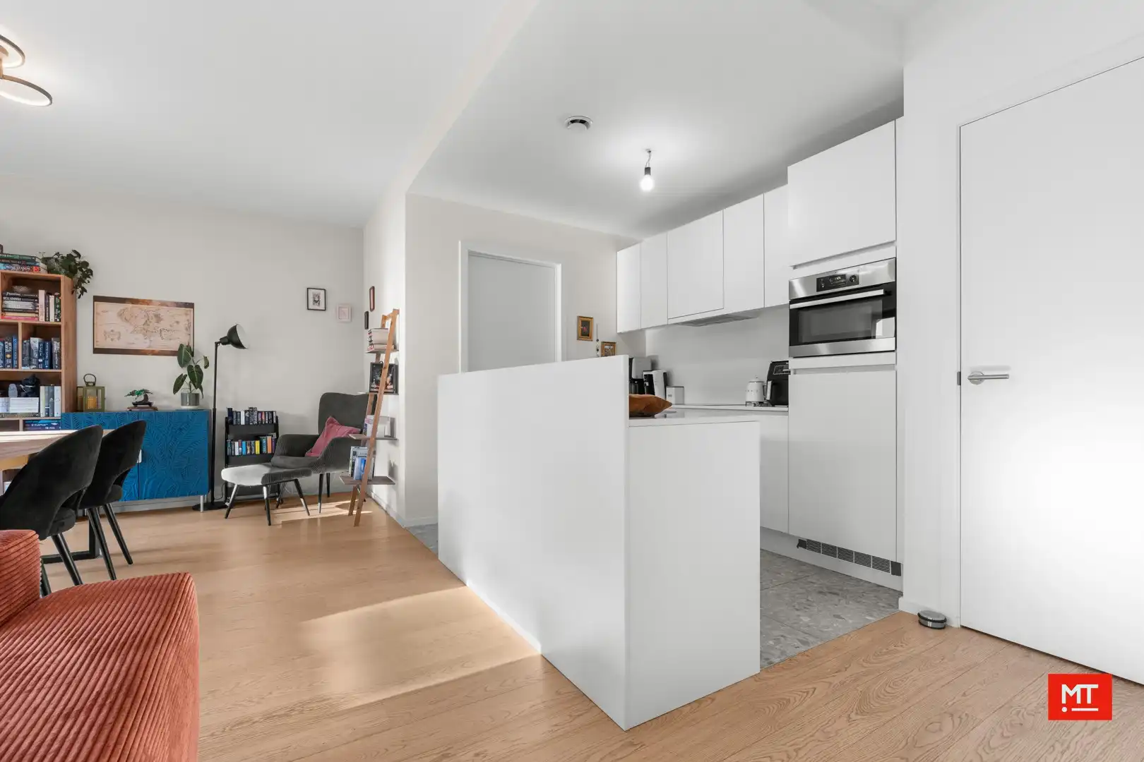 Recent appartement met 2 slaapkamers en ondergrondse parkeerplaats te koop in hartje Ieper foto 7