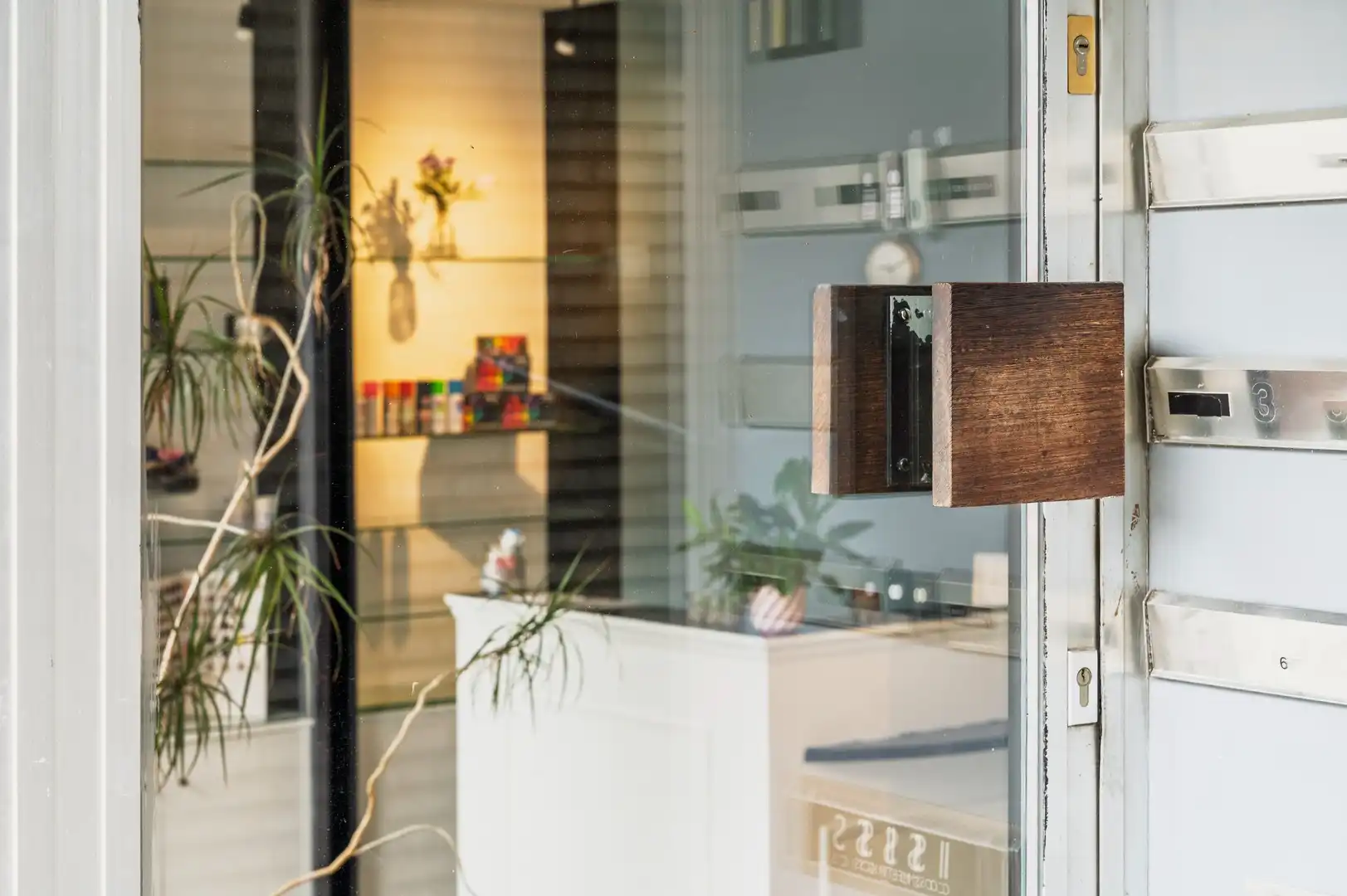 Handelsgelijkvloers ca.100 m² te koop in centrum Burcht — start hier jouw zaak! foto 2