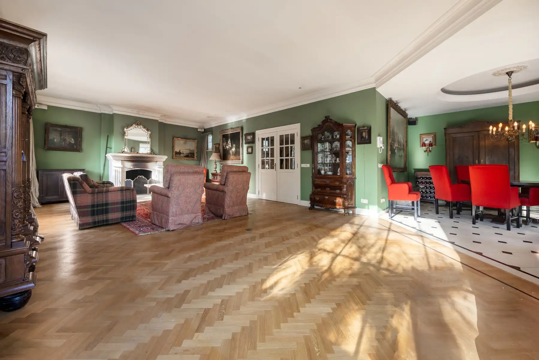 Unieke villa met 4 slpks, 3 bdks, riante garage & guesthouse foto 3