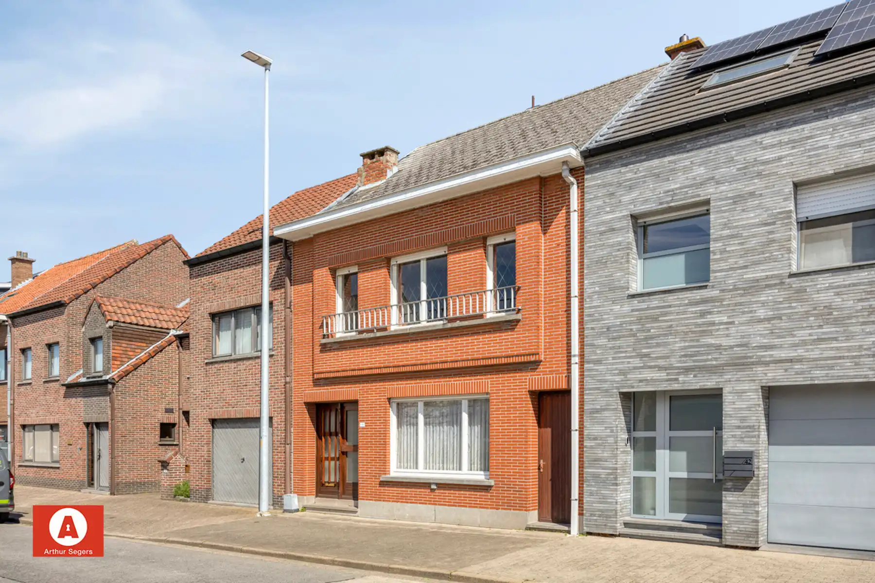 Solide te renoveren burgerwoning mét doorgang in Opstal foto 3