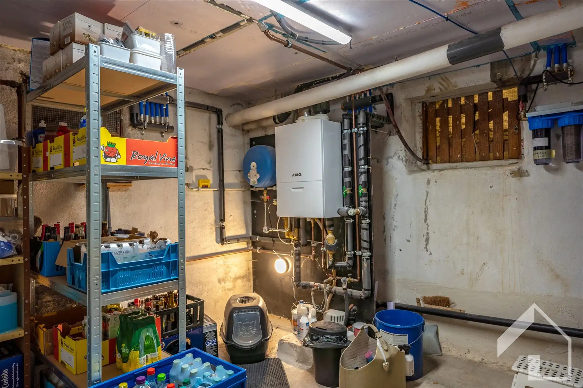 TOTAAL gerenoveerde halfopen bebouwing foto 17