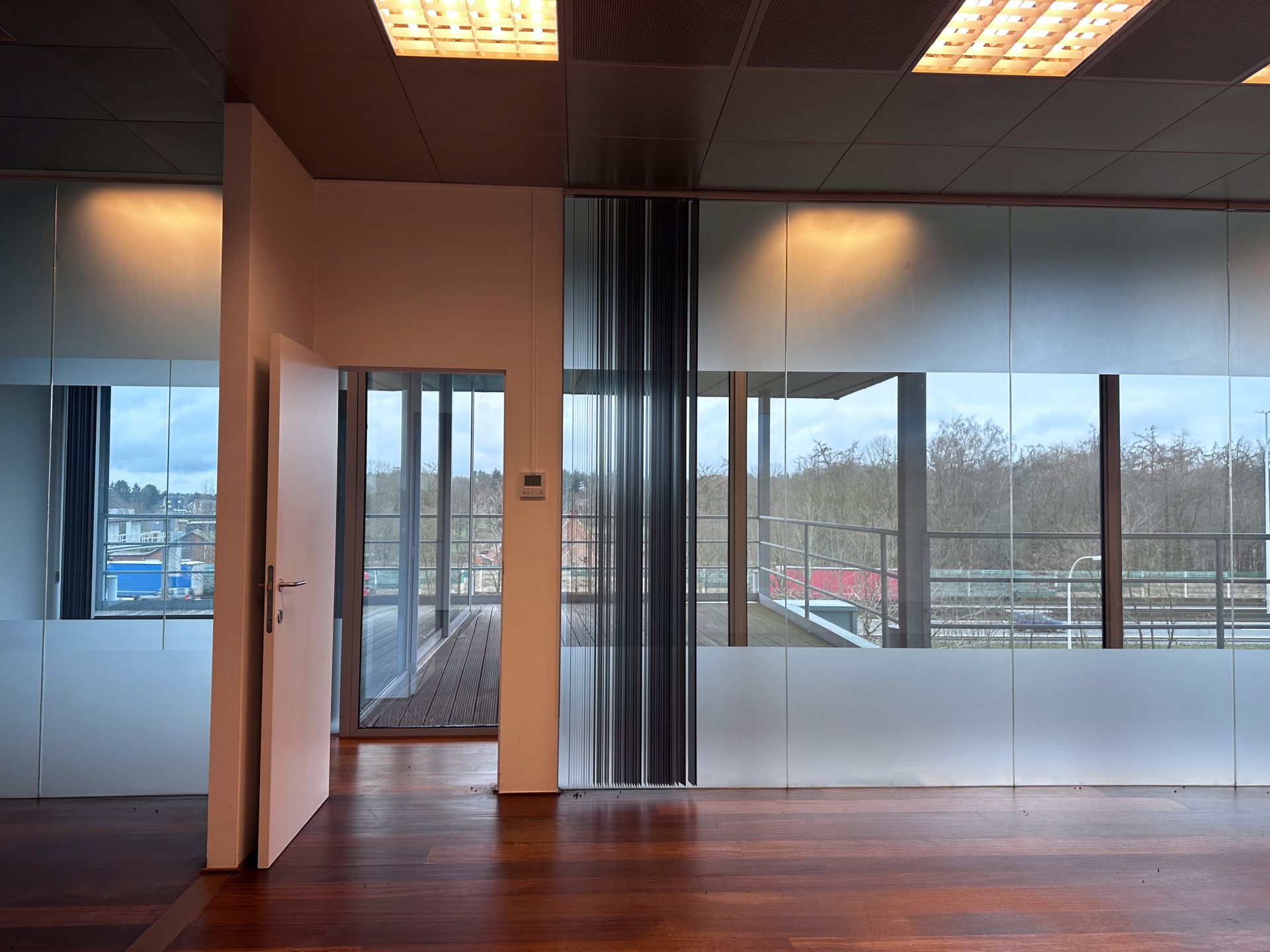 Modern Kantoor met Uitzicht en Strategische Ligging foto 13