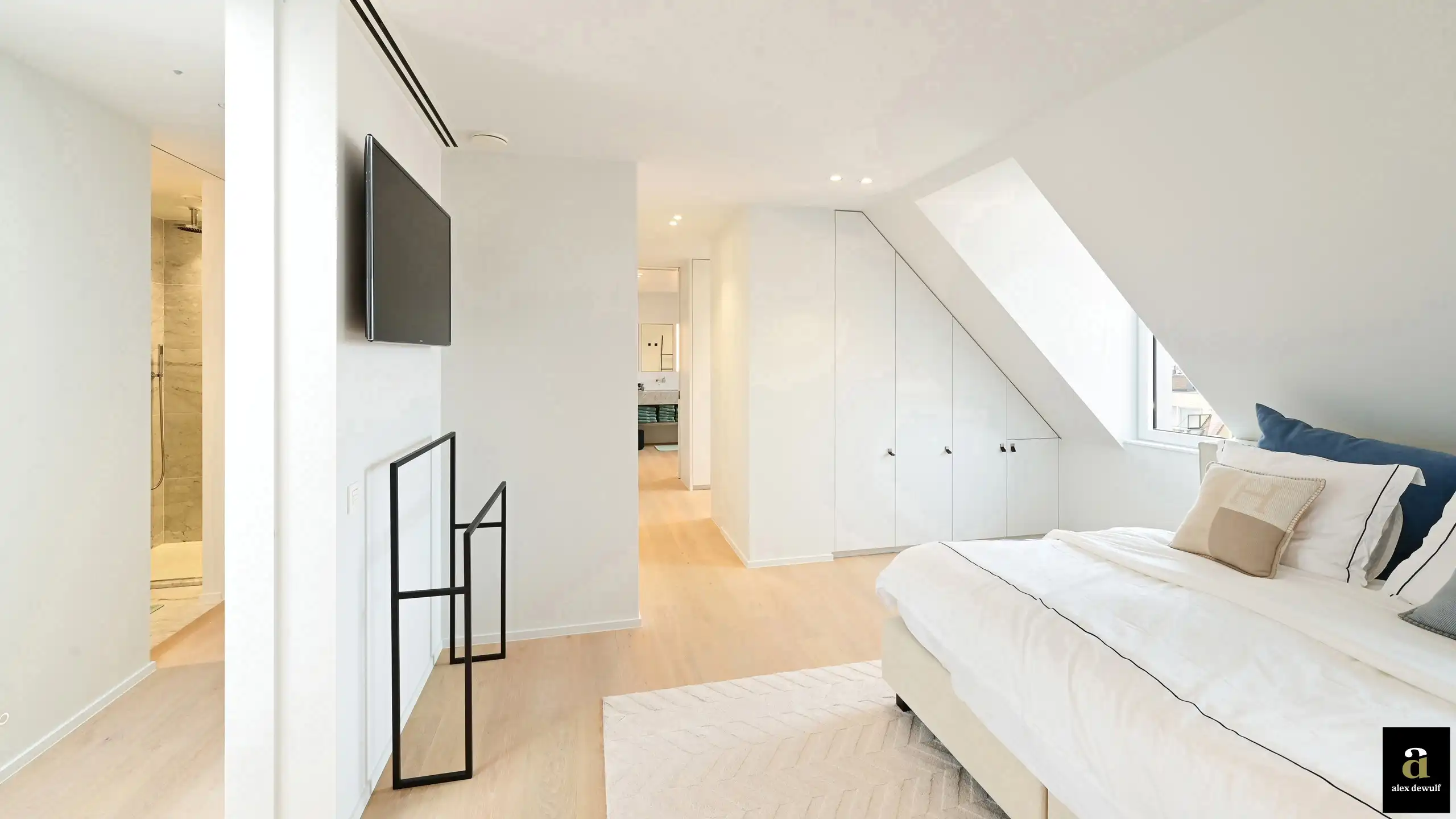 Licht en modern duplexappartement, gelegen vlakbij Zeedijk en Rubensplein. foto 17