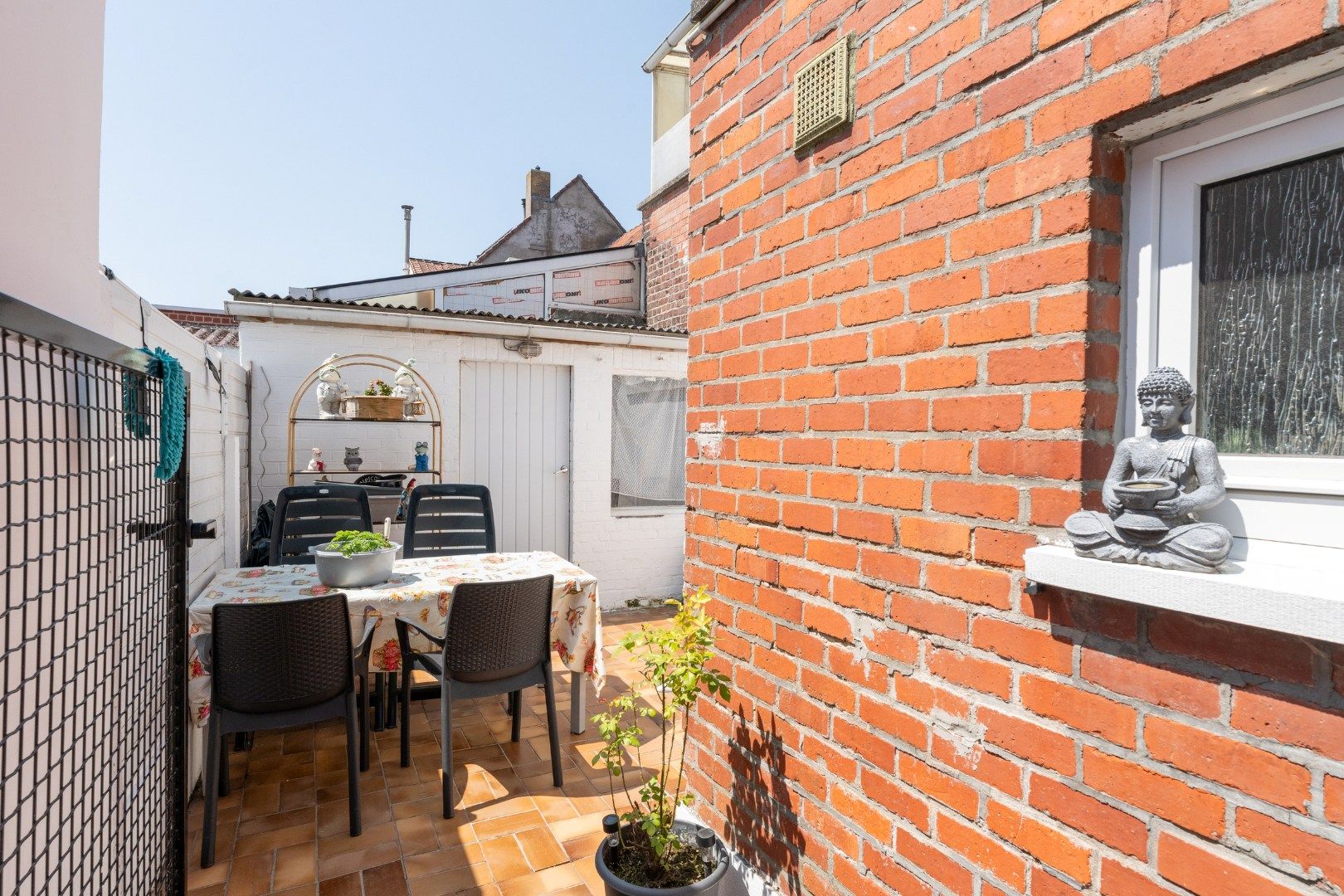 Centrale rijwoning met drie slaapkamers en terras in hartje Roeselare foto 16