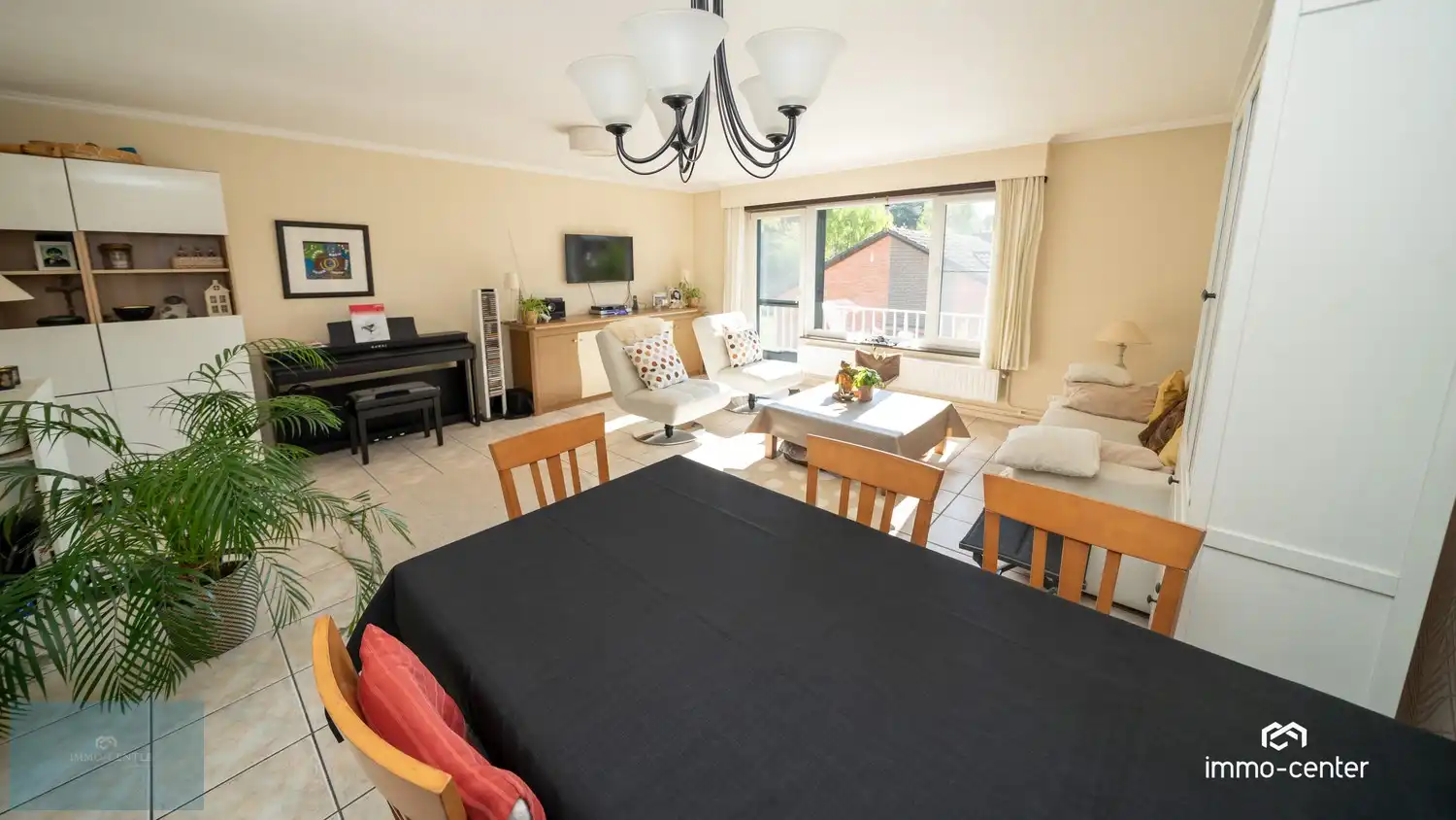 Instapklaar 2-slaapkamer appartement met zolder, 2 garages, carport en prachtige tuin foto 10