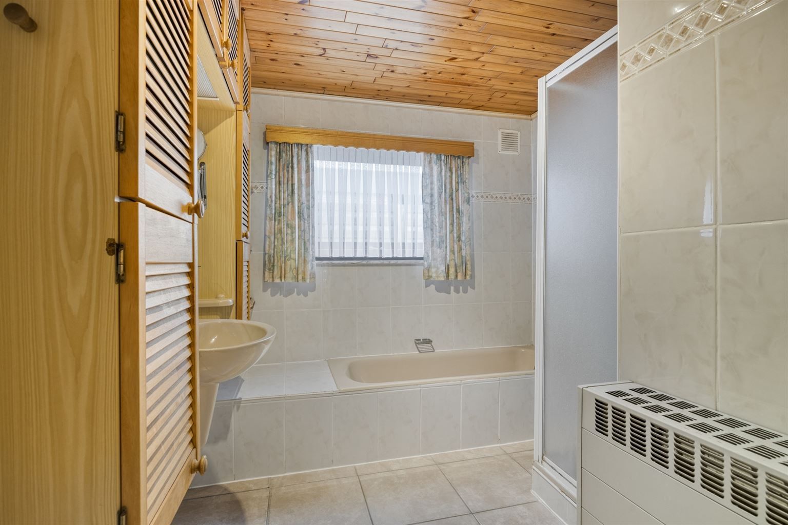 Gelijkvloerse, vrijstaande woning met 3 slaapkamers, omheinde tuin en garage op een rustige locatie nabij het centrum van Maaseik. foto 15