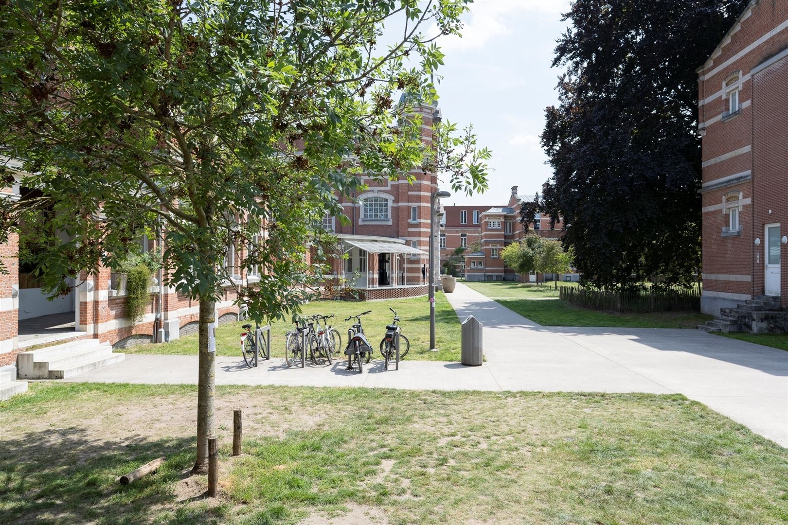Karaktervolle herenwoning met zee aan ruimte foto 32