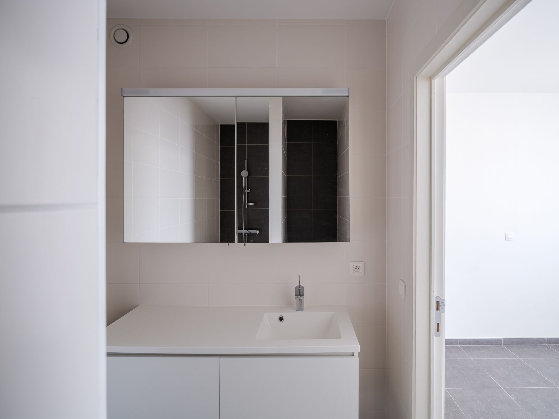 Instapklaar éénslaapkamerappartement met terras en autostaanplaats foto 14