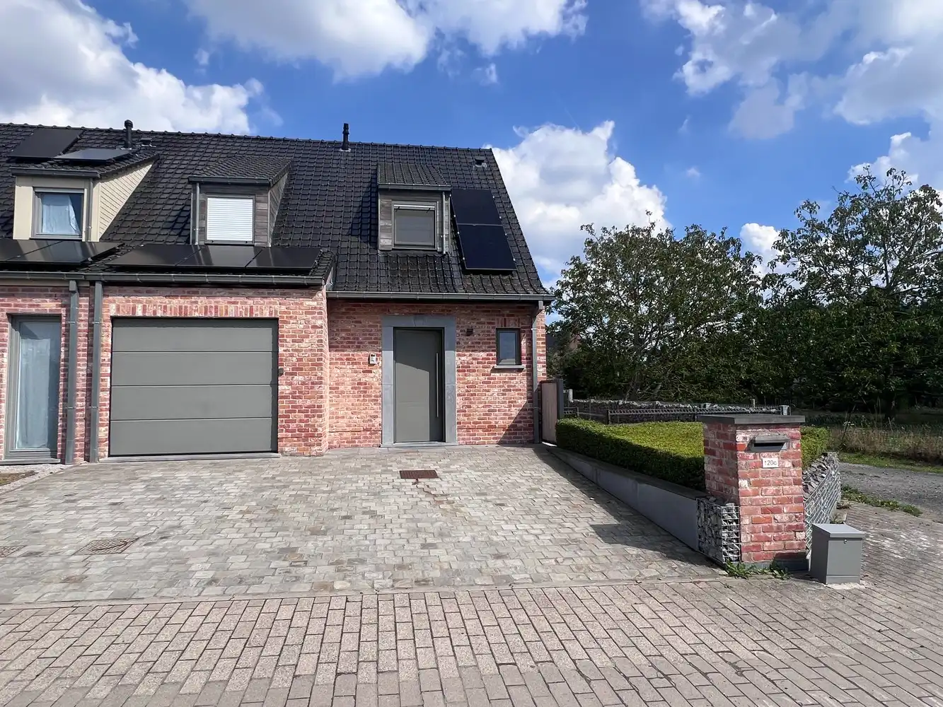 Rustig gelegen instapklare woning met 3 slaapkamers en 2 garages. foto {{pictureIndex}}