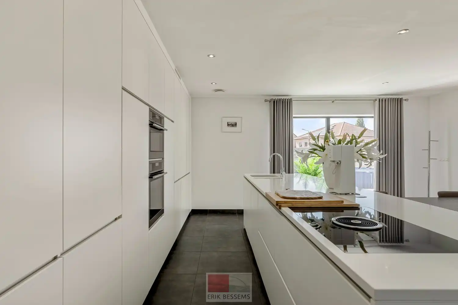 Deze moderne halfopen woning, gebouwd in 2016, biedt een bewoonbare oppervlakte van maar liefst 232 m² op een perceel van 377 m² en maar liefst 5 slaapkamers waarvan er eentje in gebruik is als bureau. foto 3