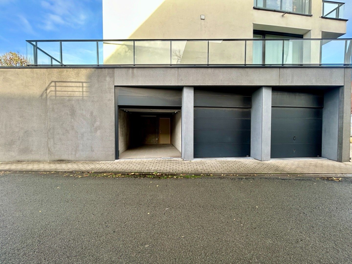 Ruime garagebox in residentie Luminis te centrum Meulebeke! foto {{pictureIndex}}