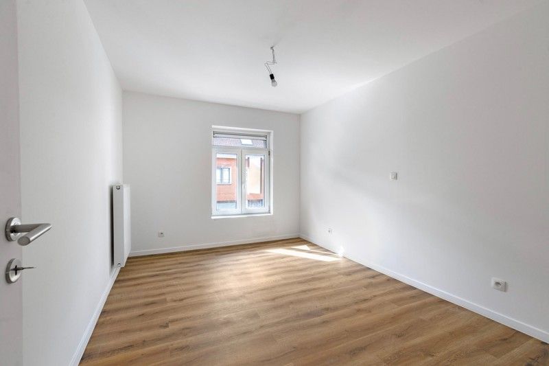 Volledig gerenoveerde woning met 3 slaapkamers, tuin, terras en parkeerplaats TE KOOP in Beveren-Leie! foto 14