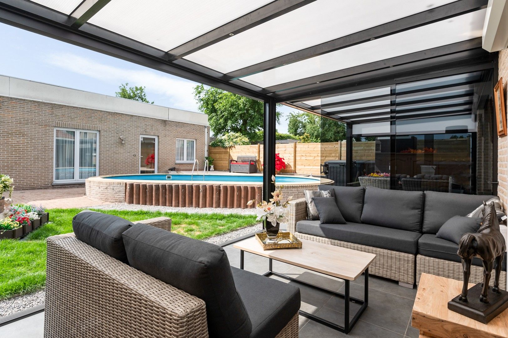 Knappe laagbouwwoning en groot bijgebouw met tuin en zwembad foto 12