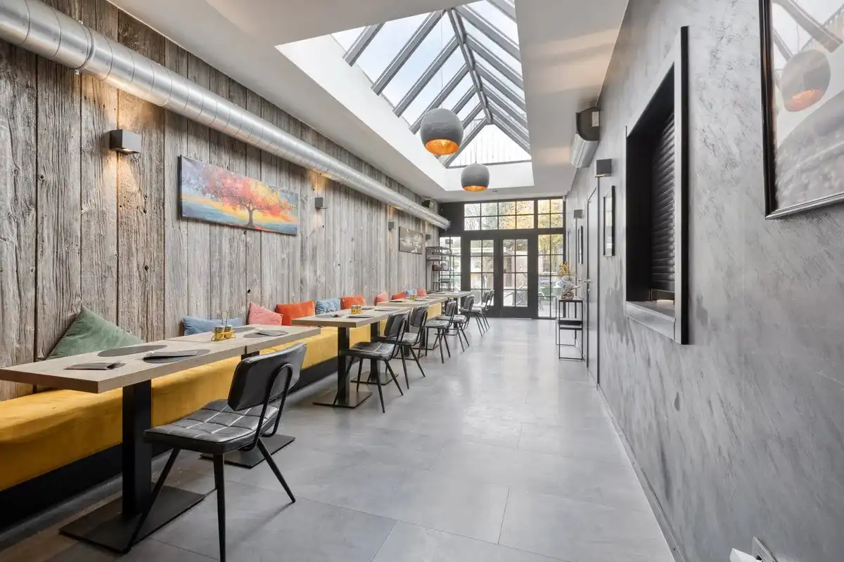 Zeer ruim handelspand met tuin en exclusief triplex  appartement met privé-lift en 2 slaapkamers, garage en staanplaats. foto 2