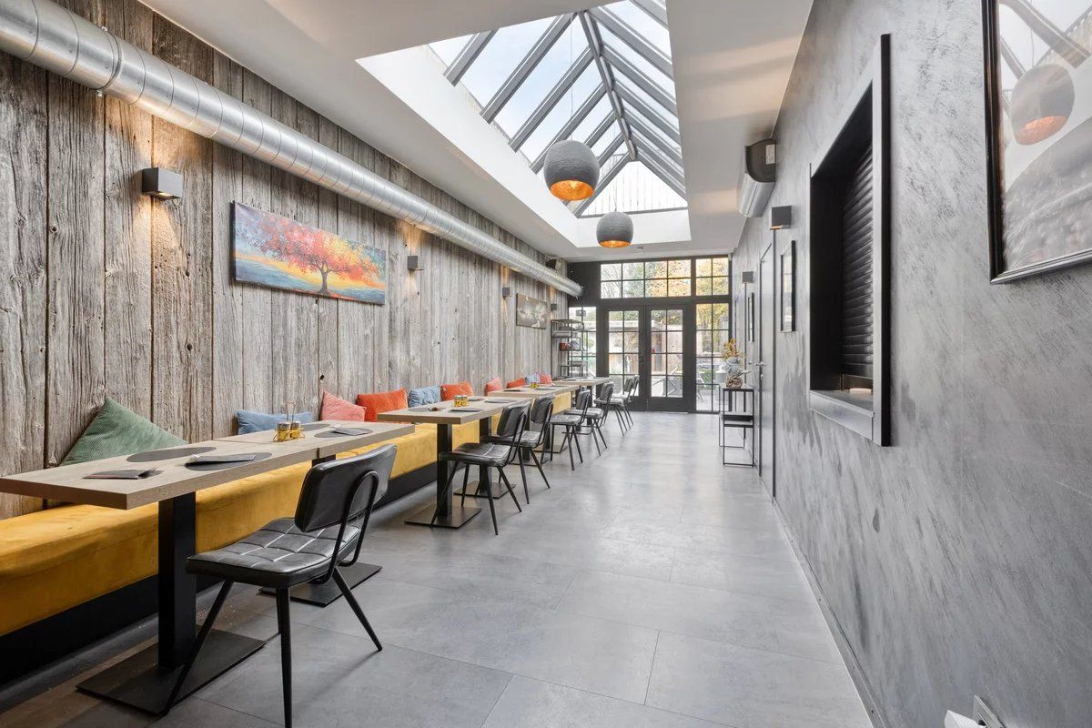 Zeer ruim handelspand met tuin en exclusief triplex  appartement met privé-lift en 2 slaapkamers, garage en staanplaats. foto 2