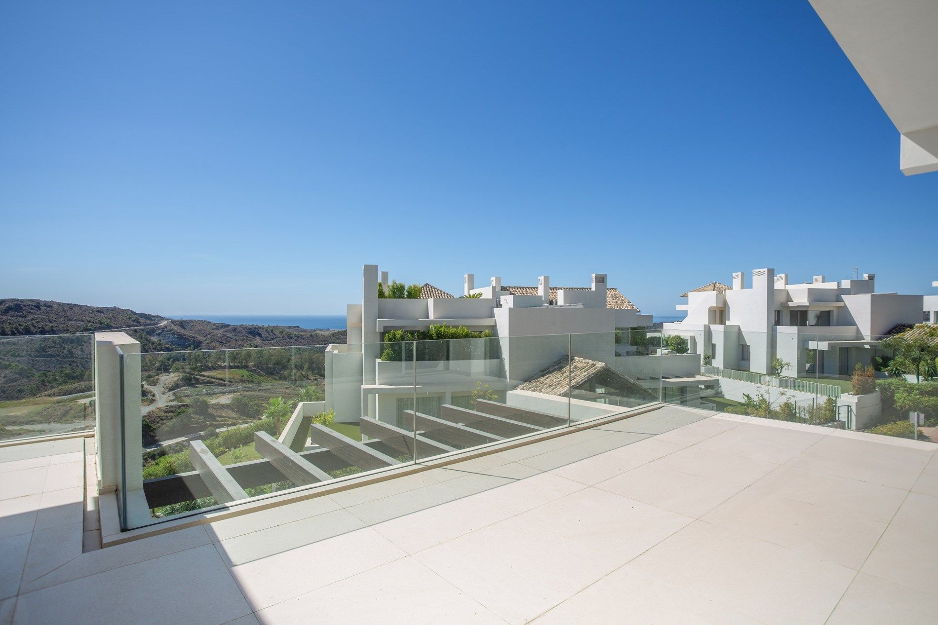 Marbella Club Hills - Prachtige instapklare penthouse met solarium, ruime woonkamer met volledig ingerichte keuken en biedt prachtig uitzicht op zee en het groe foto 7