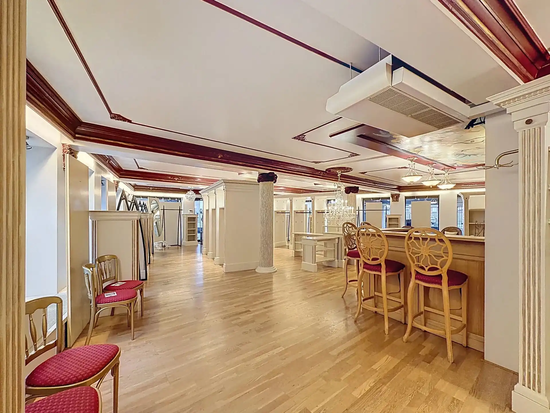 Ruim handelspand met kantoor en keuken op toplocatie. foto 7