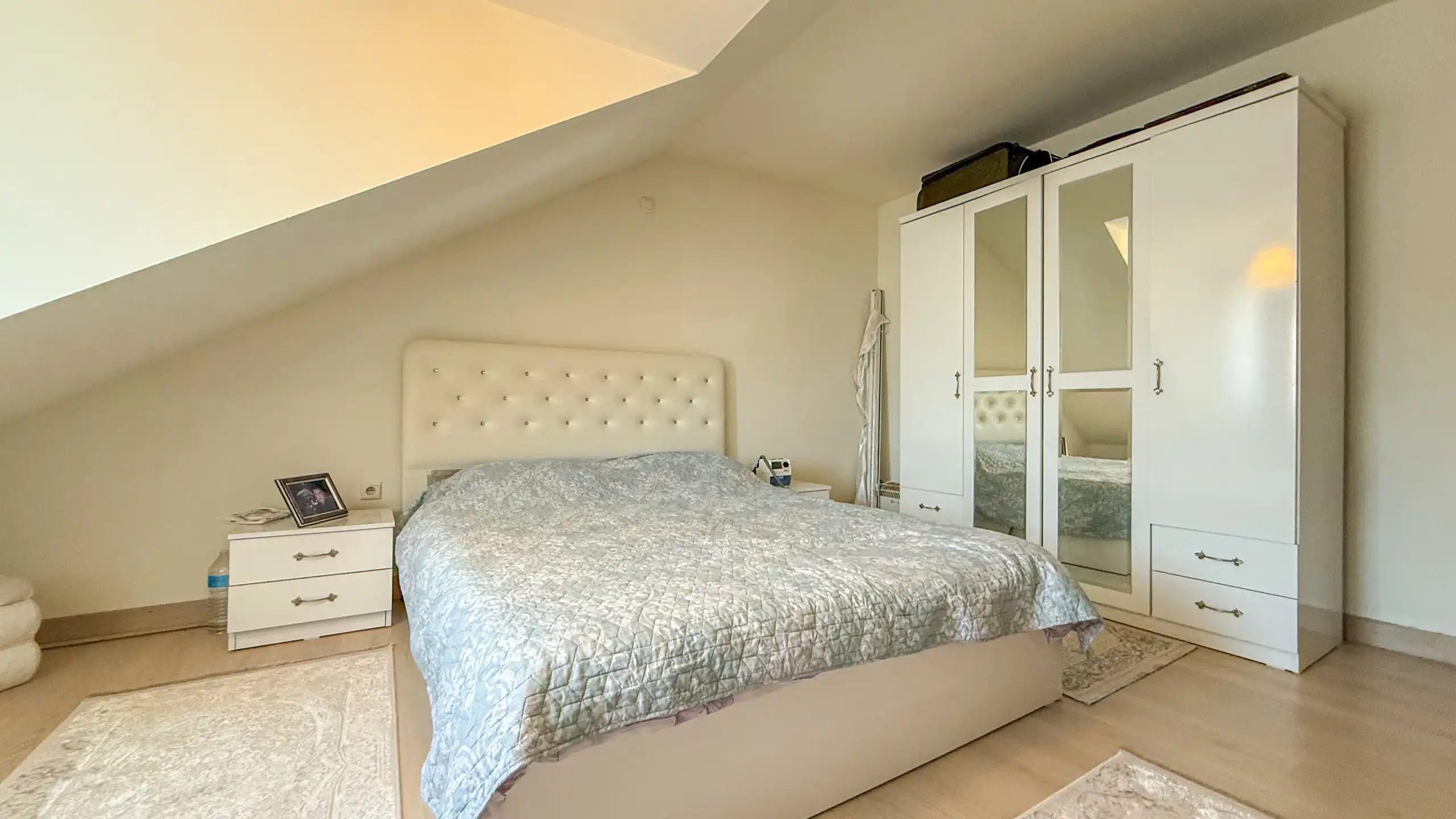 Instapklaar appartement met 2 slpks, balkon, tuin + parking! foto 14