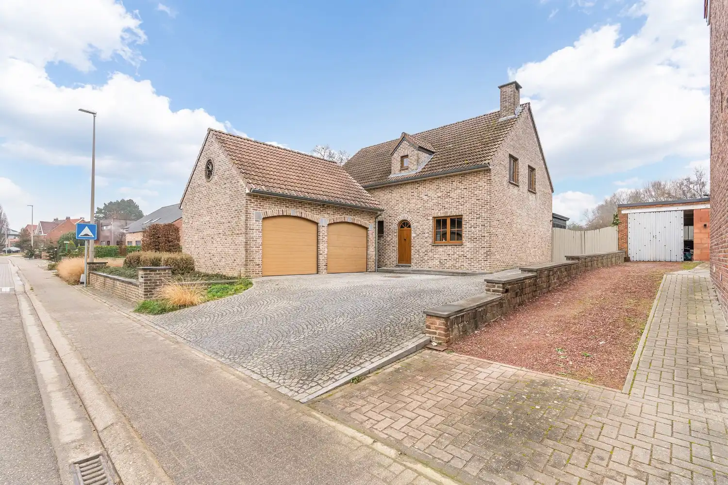 Eengezinswoning met 4 slaapkamers, dubbele garage en zuidoost gerichte tuin in Halmaal foto {{pictureIndex}}