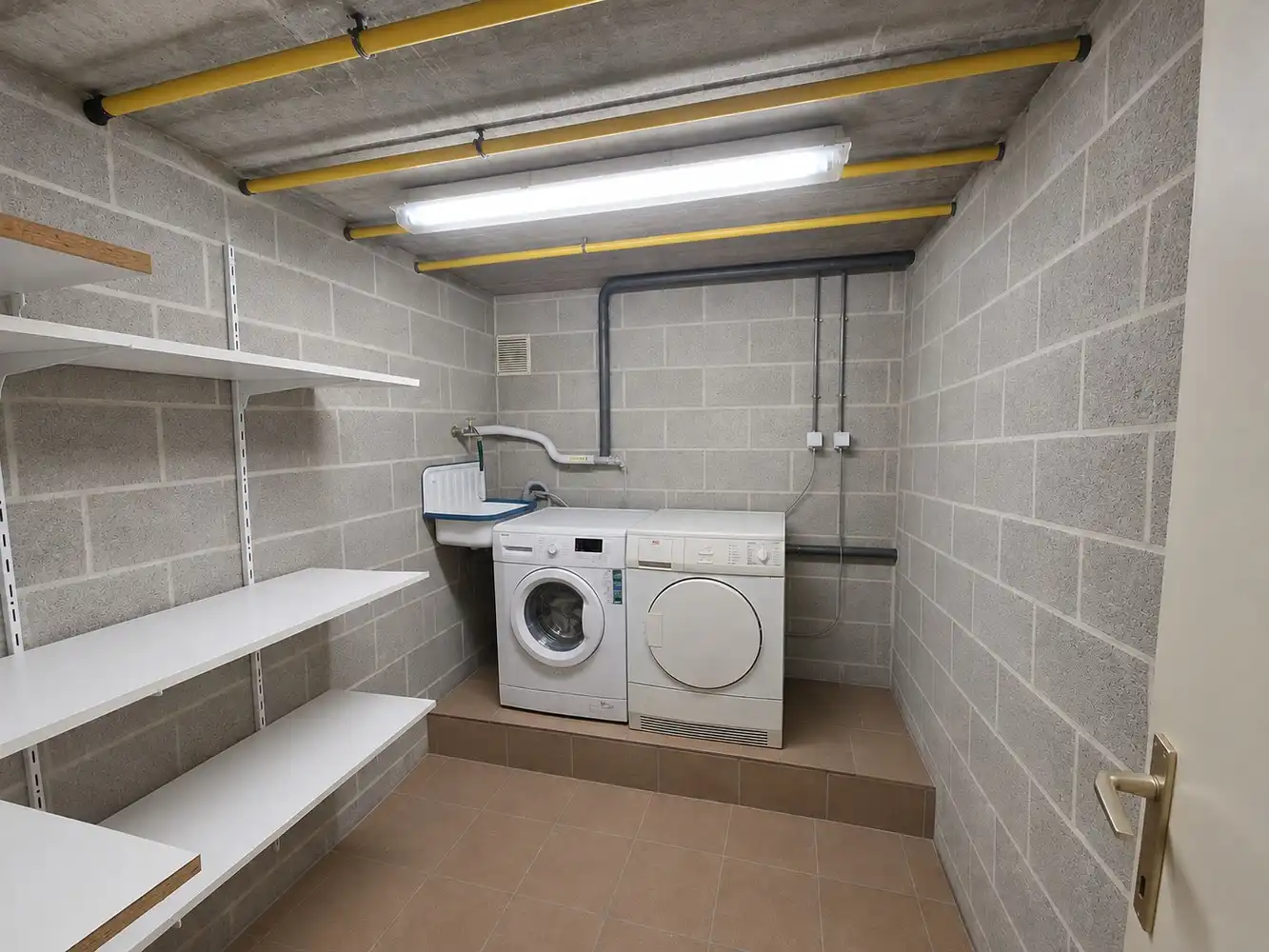 Ruim gelijkvloers appartement met 2 slaapkamers te huur in Lanaken foto 12
