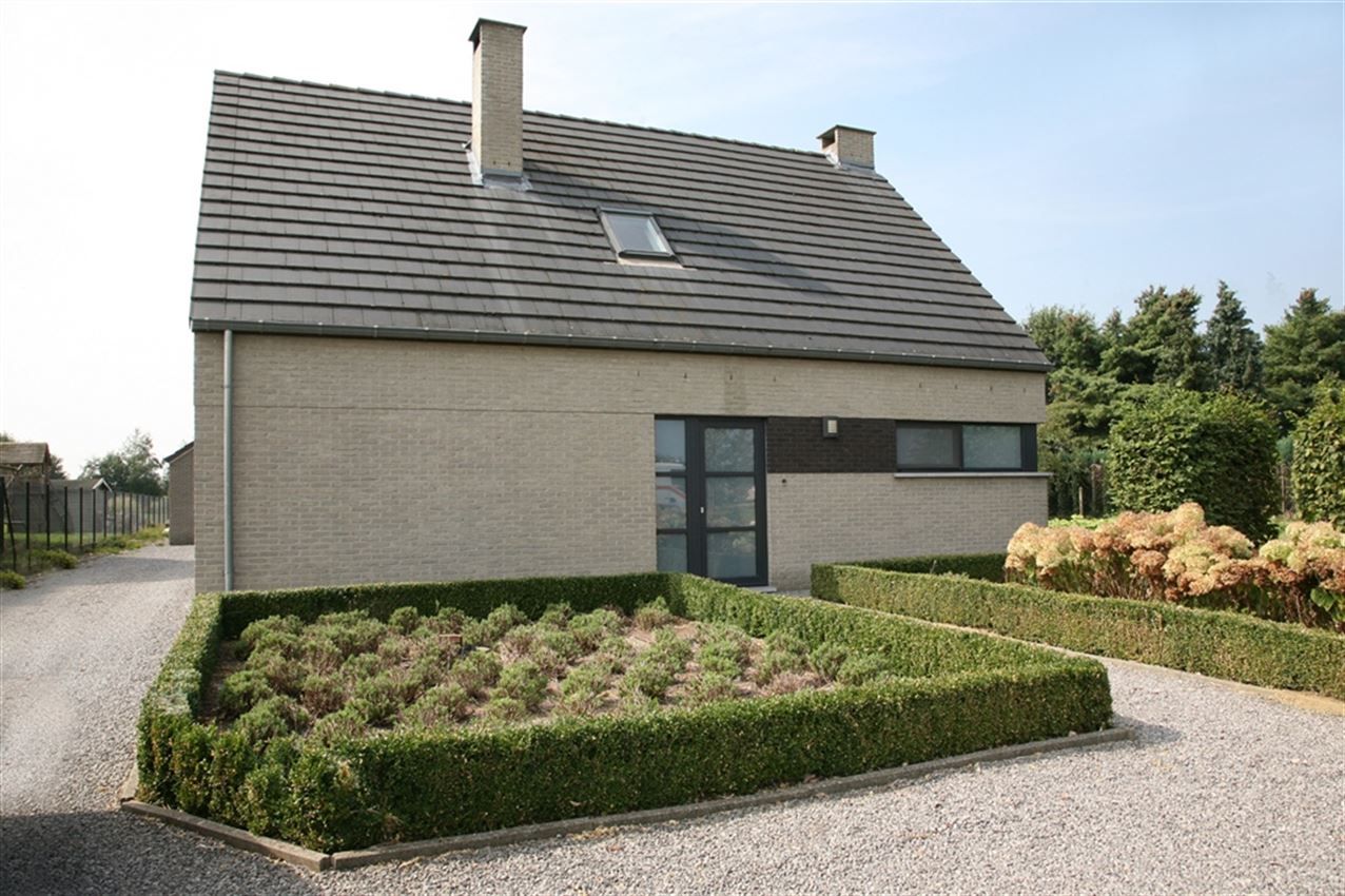 Moderne ruime woning met grote tuin foto {{pictureIndex}}