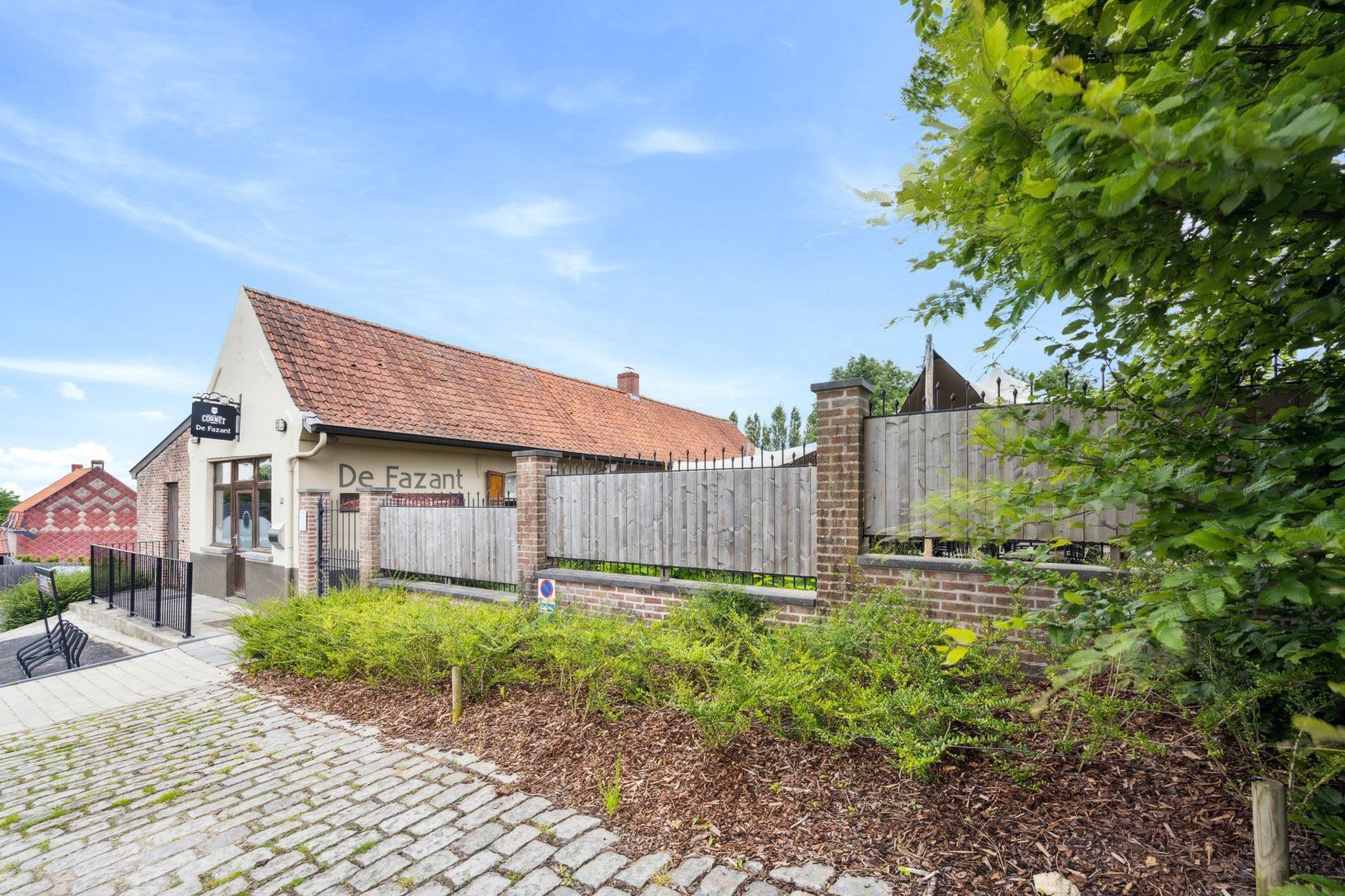 Gezellig eethuis met groot terras aan de voet van het Kluisbos. foto 2