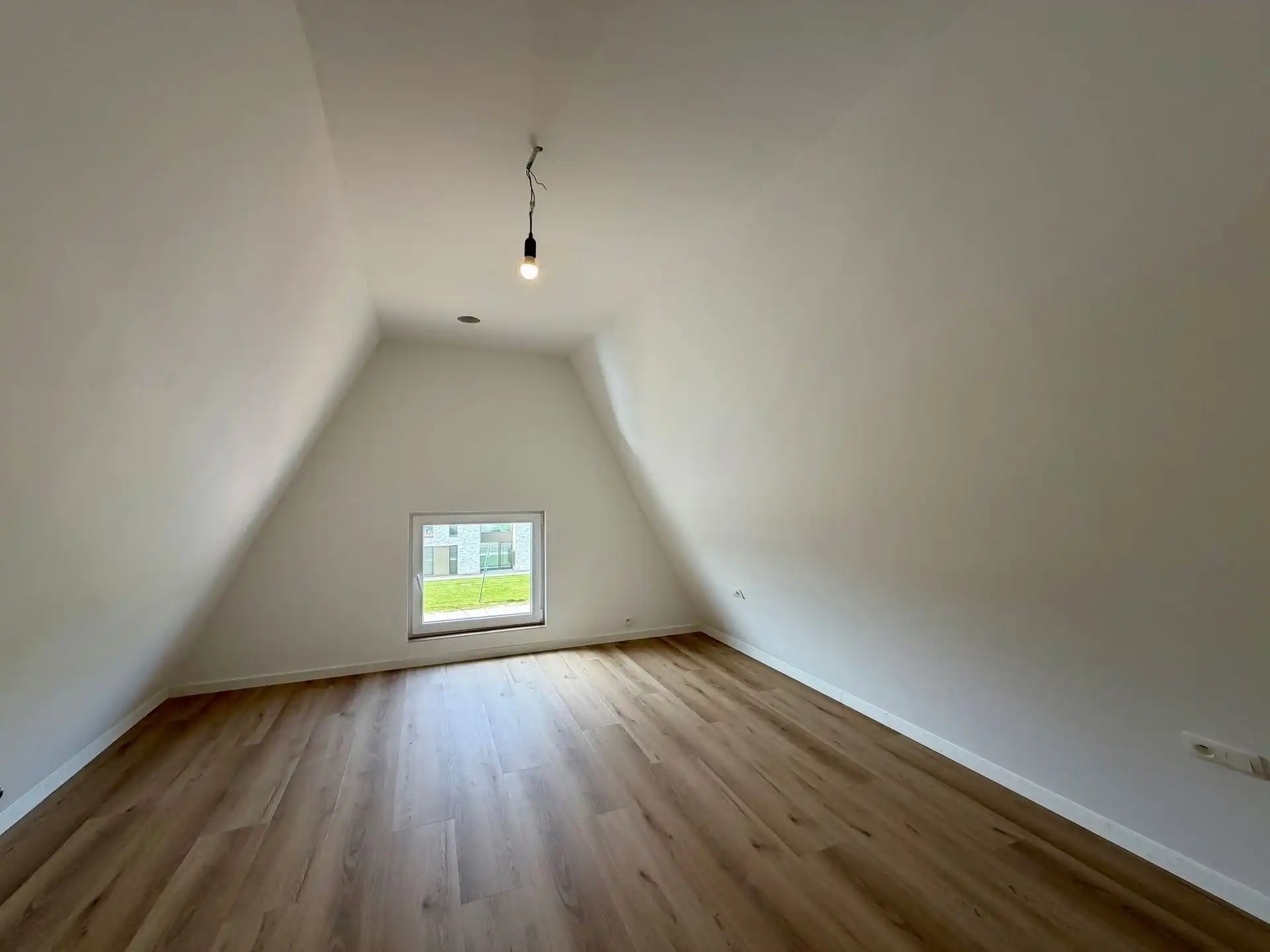 Uitzonderlijk ruim en volledig vernieuwd triplex appartement met drie slaapkamers, twee badkamers en een riant terras op een centrale locatie te Dilsen-Stokkem. foto 13