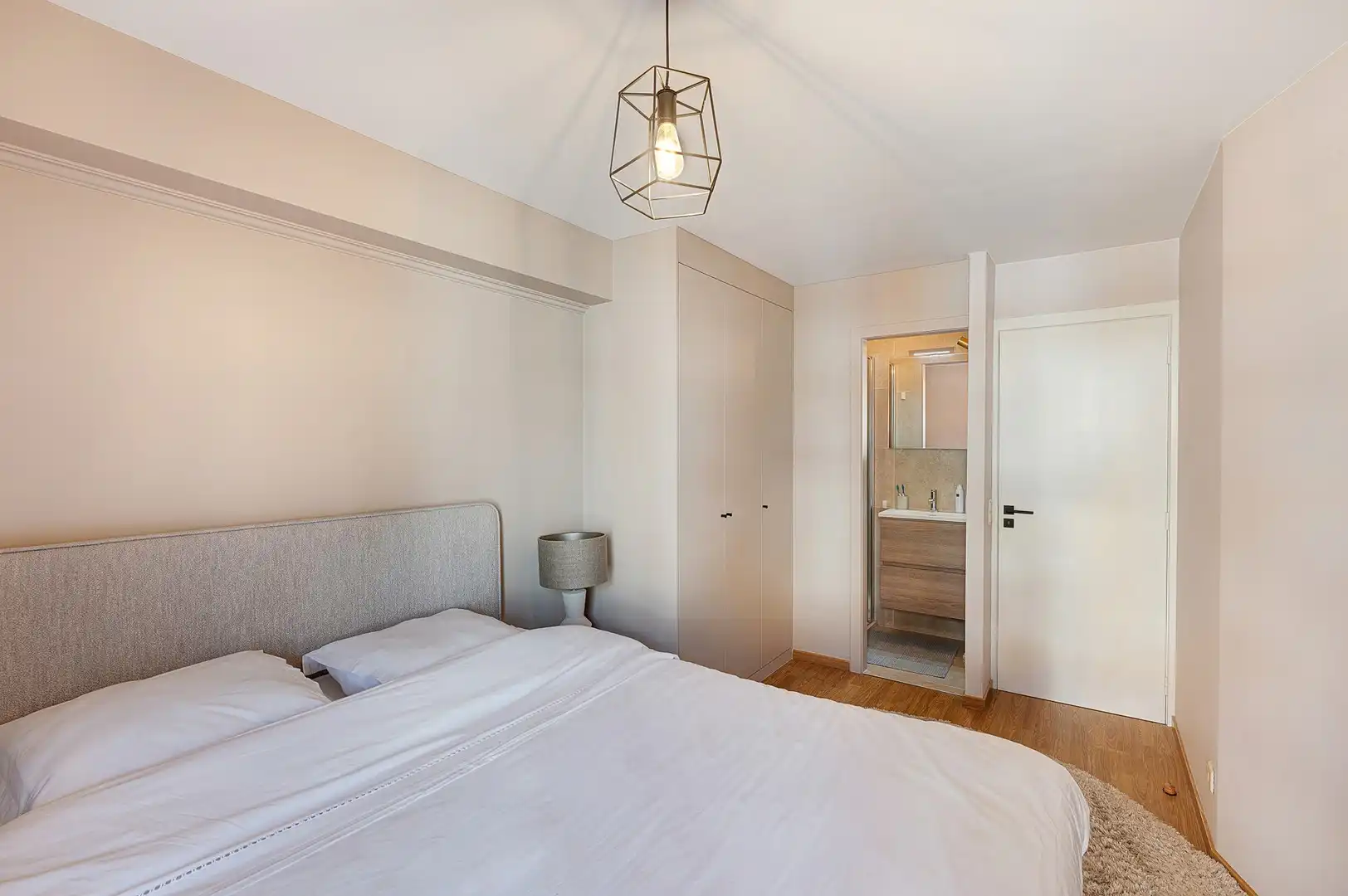 Ruim 2-slaapkamerappartement met twee terrassen nabij de zee. foto 21