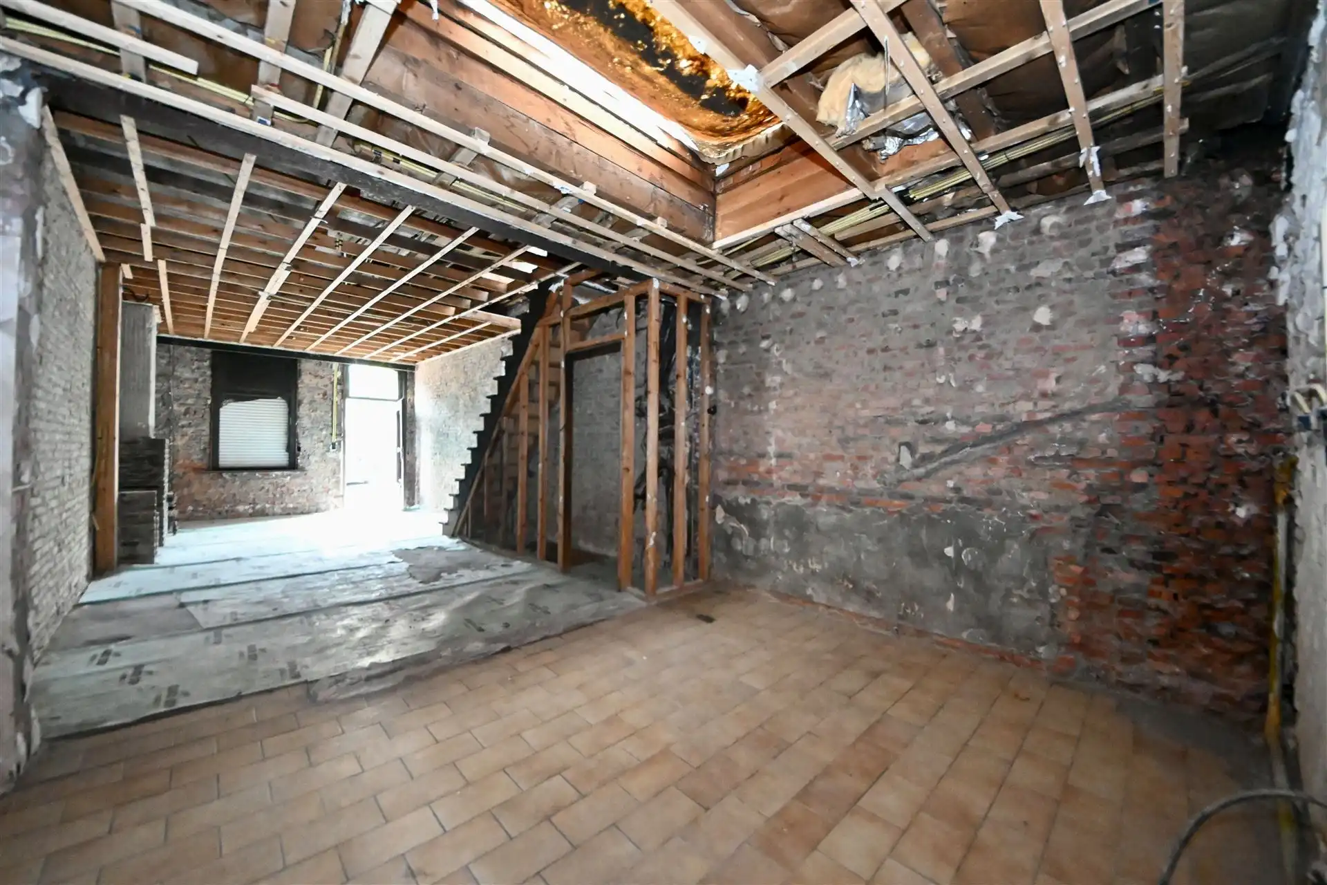 Rijwoning met 2 slaapkamers en tuin met achteruitweg. foto 3