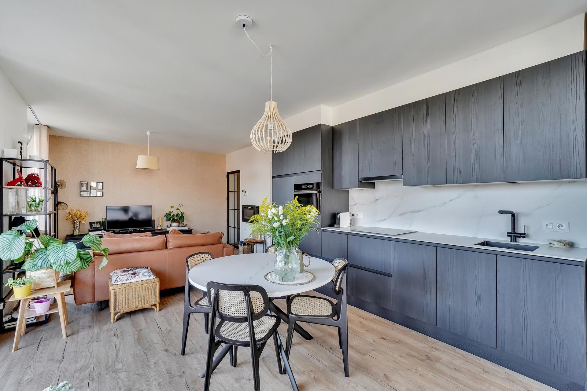 Trendy 2 slaapkamer appartement met prachtig terras en gemeenschappelijke binnentuin in hartje Hasselt. foto 5