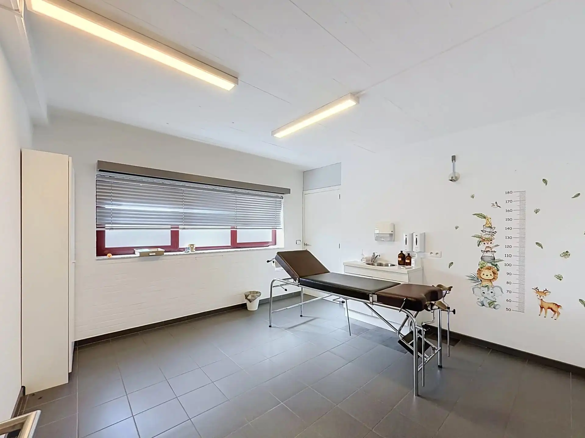 Ruime handels- en praktijkruimte van 170 m² te huur in Mol foto 11