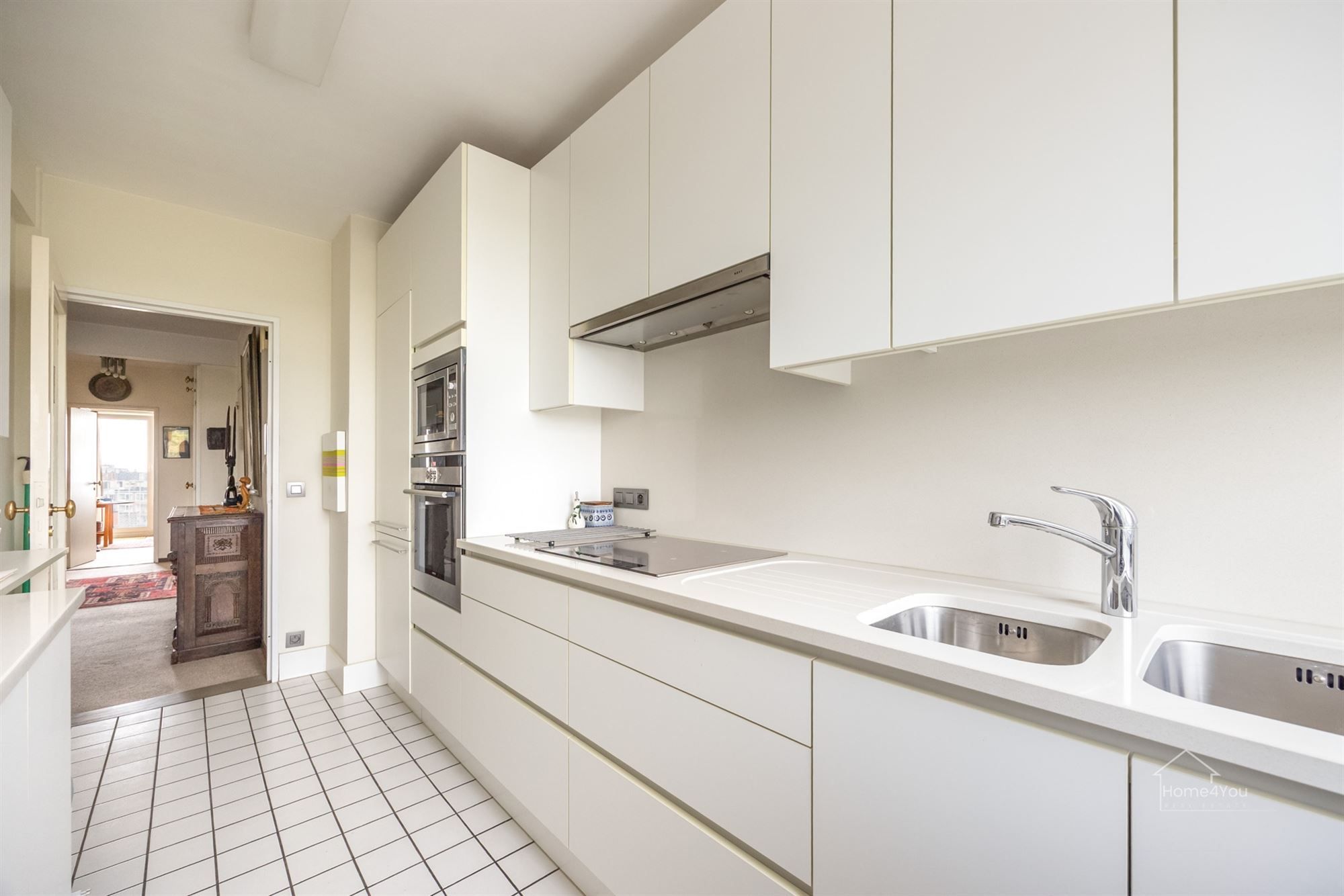 Licht en ruim appartement met uitzicht op het Rivierenhof foto 4