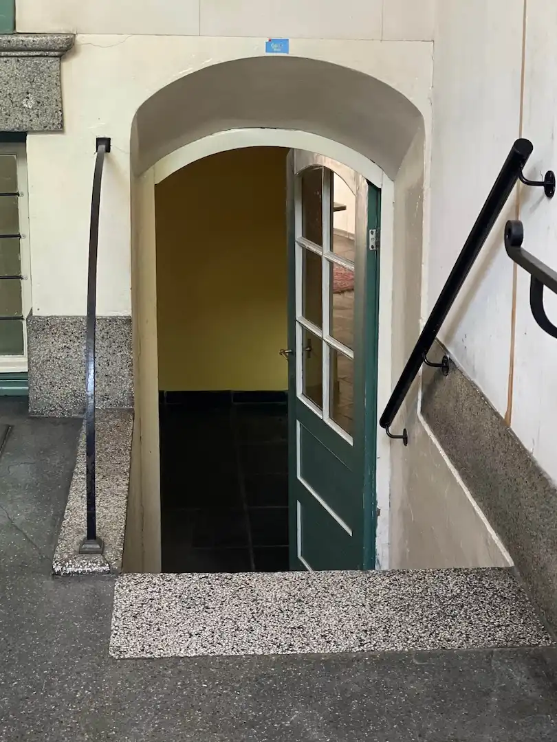 architecturale parel met zonnige stadstuin nabij de Ezelpoort foto 7