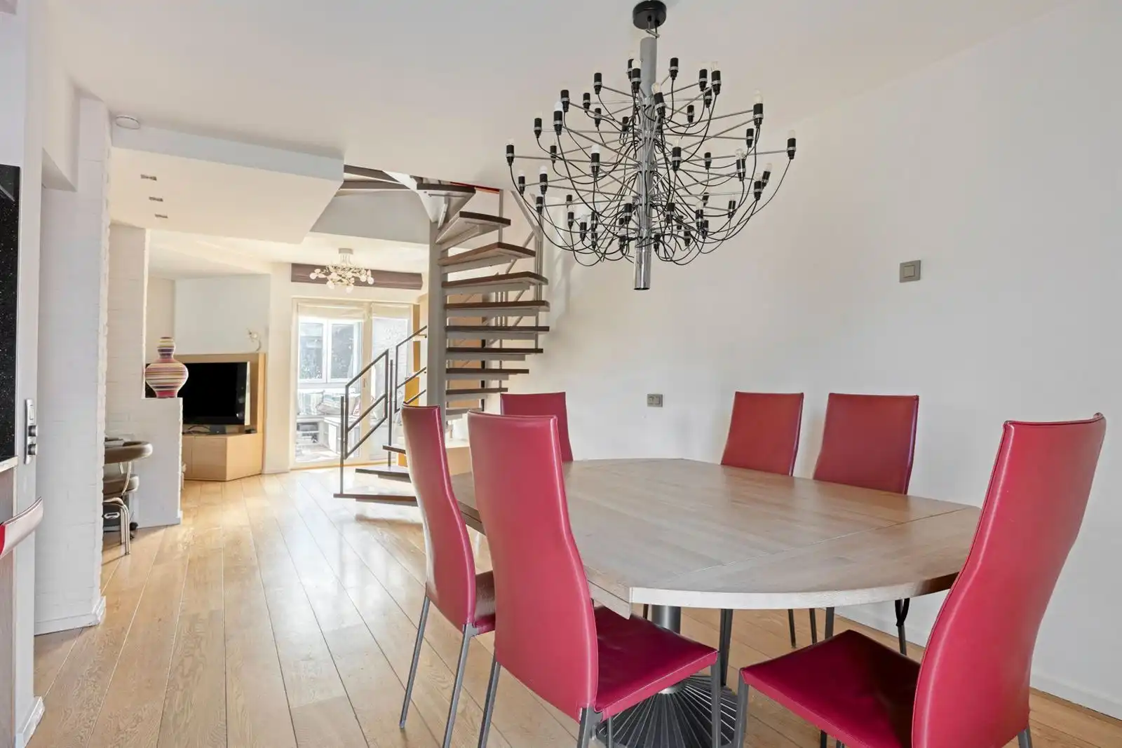 Lichtrijke en ruime 3-gevelwoning met tuin en dubbele garage foto 10