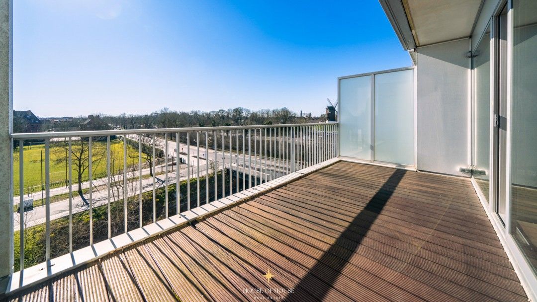 Zonnig en ruim appartement op vierde verdieping met prachtige uitzichten foto 3