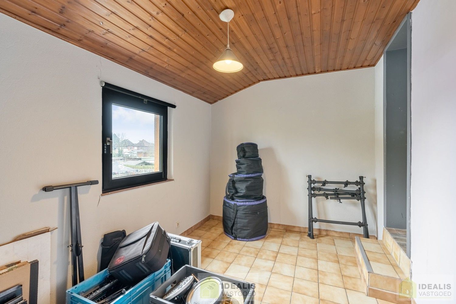 IDEALIS VASTGOED – CHARMANTE EENGEZINSWONING TE WIJCHMAAL, PEER! Deze woning omvat ca. 102m² bewoonbare oppervlakte op een perceel van 2a24ca met op het gelijkvloers inkomhal, bureau, woonkamer, keuken, toilet en berging. Op de verdieping 2 slaapkamers, dressing (mogelijkheid tot 3de slaapkamer in dressing) en badkamer. Uiterst geschikt voor kandidaten op zoek naar een betaalbare woning. foto 13