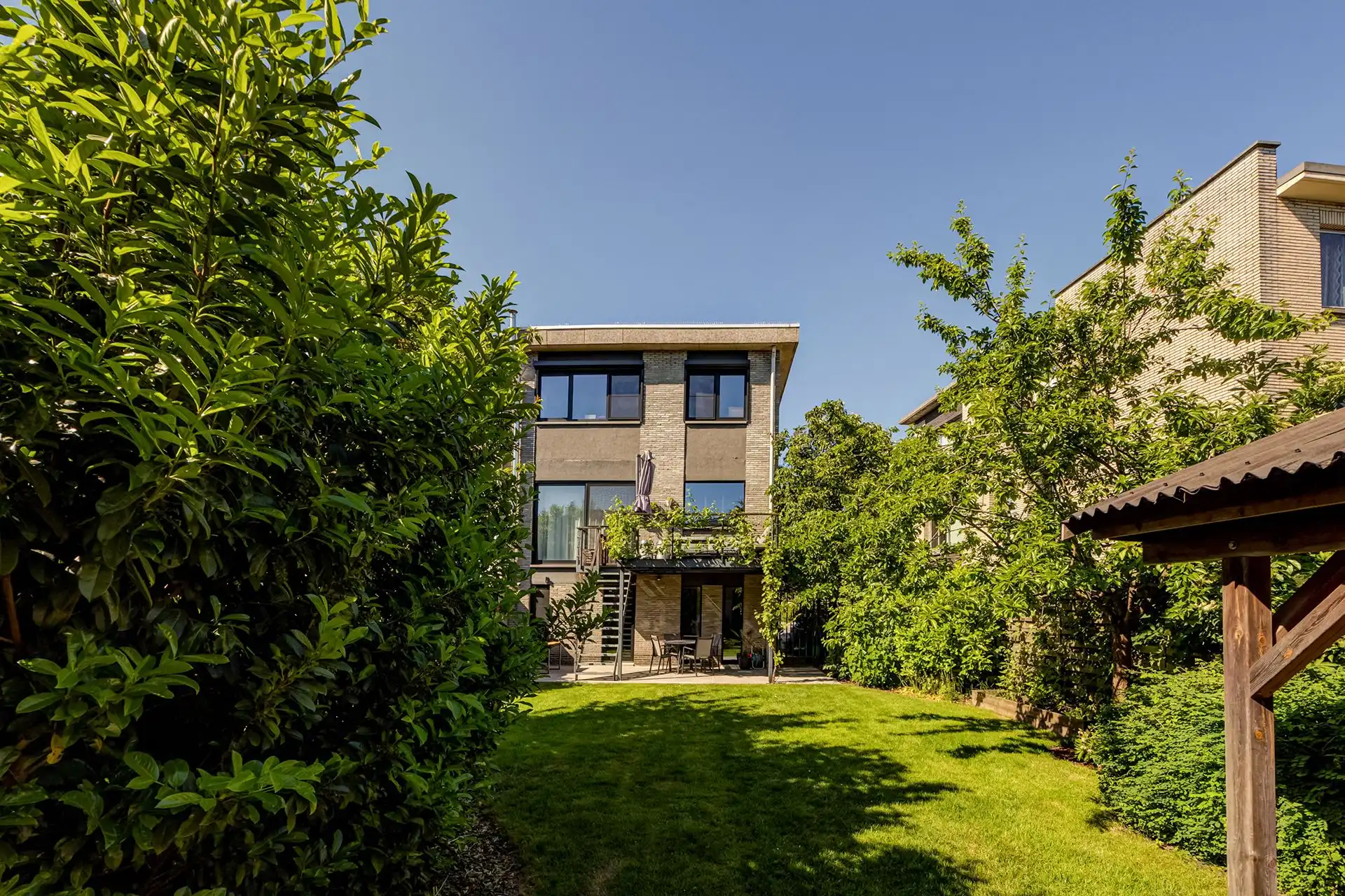 Instapklare, volledig gerenoveerde, halfopen bebouwing op een fantastische locatie foto 29