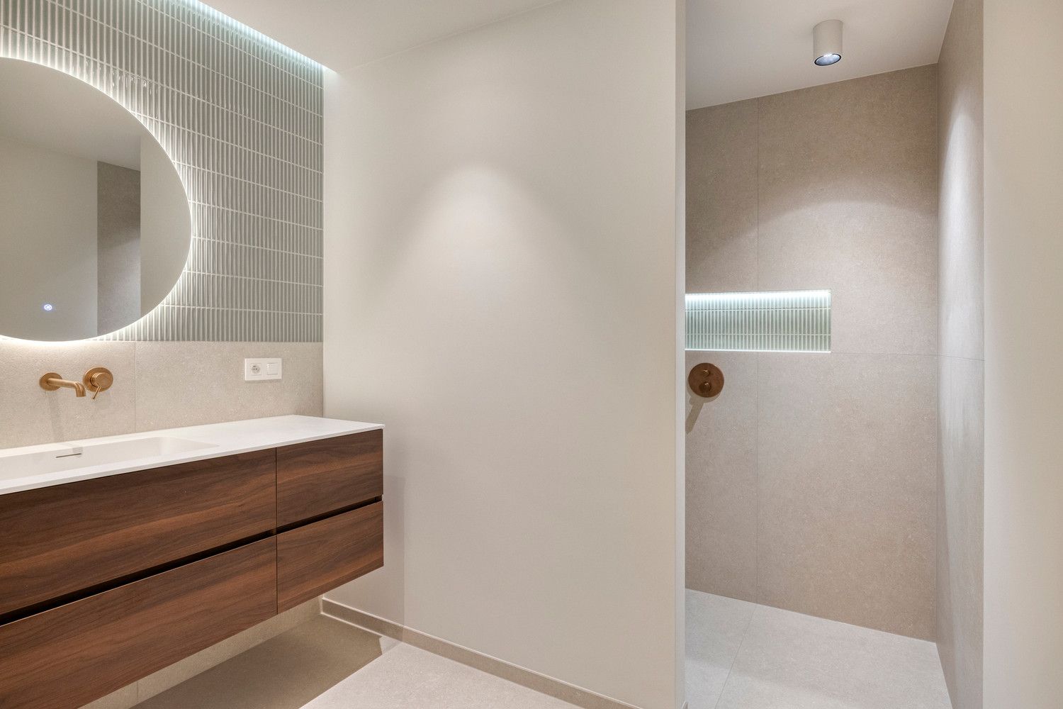 Volledig vernieuwd APP (110m2) met 2 slks, bureau, ruim terras en inpandige parkeerplaats! foto 12