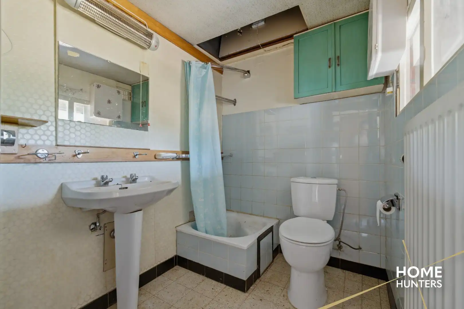 Veelzijdige eigendom met te renoveren woning en twee ruime loodsen in Langemark foto 10