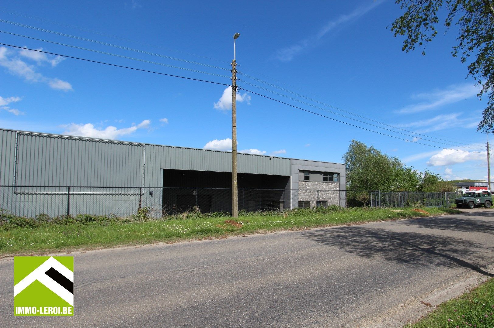 Magazijn (2.400m²) met bureel en appartement te Tongeren foto 3