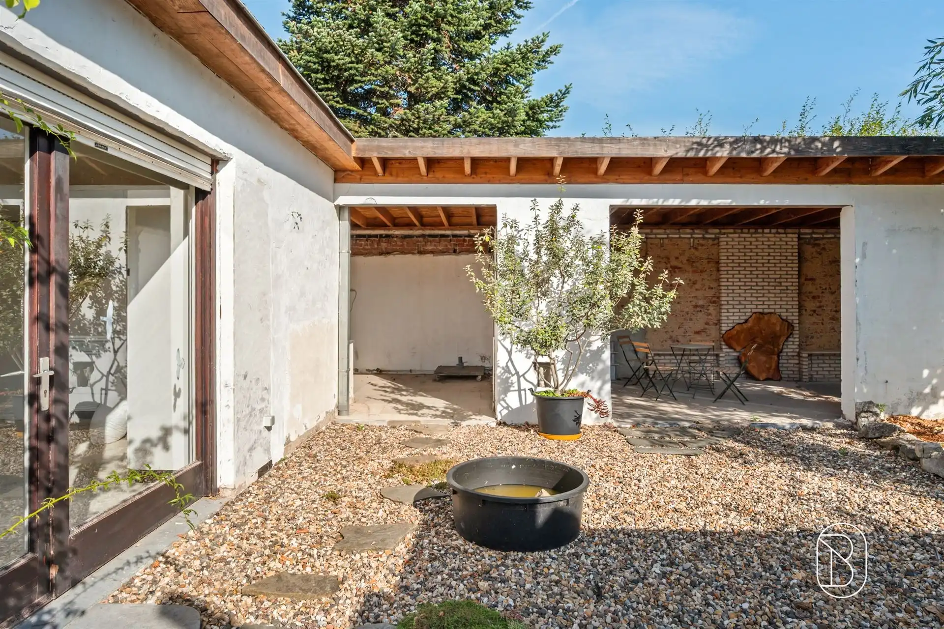 Ruime woning met werkplaats van 200 m² en diepe tuin foto 3