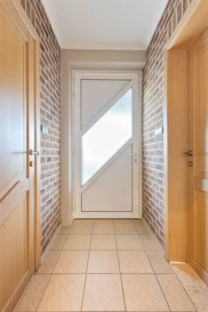 Ruime, vrijstaande woning op een perceel van 965m2 met 3 slaapkamers, inpandige garage en tuin, rustig doch centraal gelegen in Oud-Dilsen. foto 8