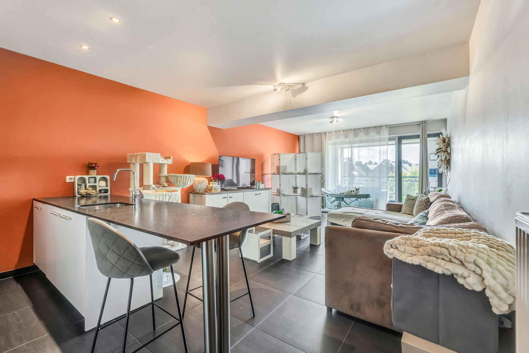 Instapklaar appartement met ruim terras en autostaanplaats foto 3