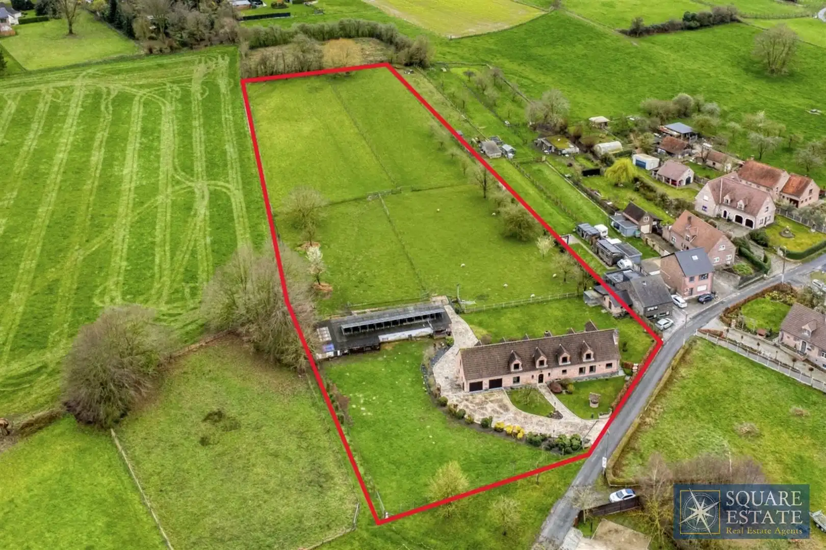 Charmant huis op een perceel van 1,17 hectare, met stal foto {{pictureIndex}}