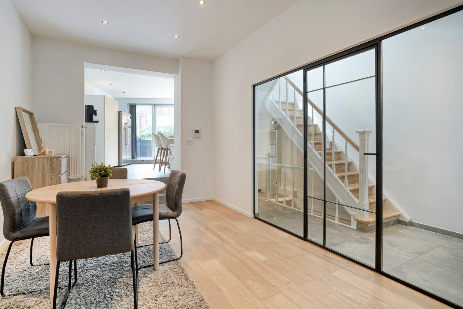 MOOI GERENOVEERDE WONING MET DAKTERRAS EN DUBBEL GARAGE foto {{pictureIndex}}