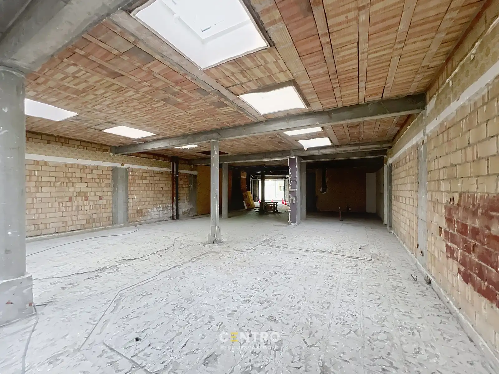 Casco handelsgelijkvloers (± 175m²) met stockruimte (±90m²), verdere afwerking in onderling overleg! foto 9
