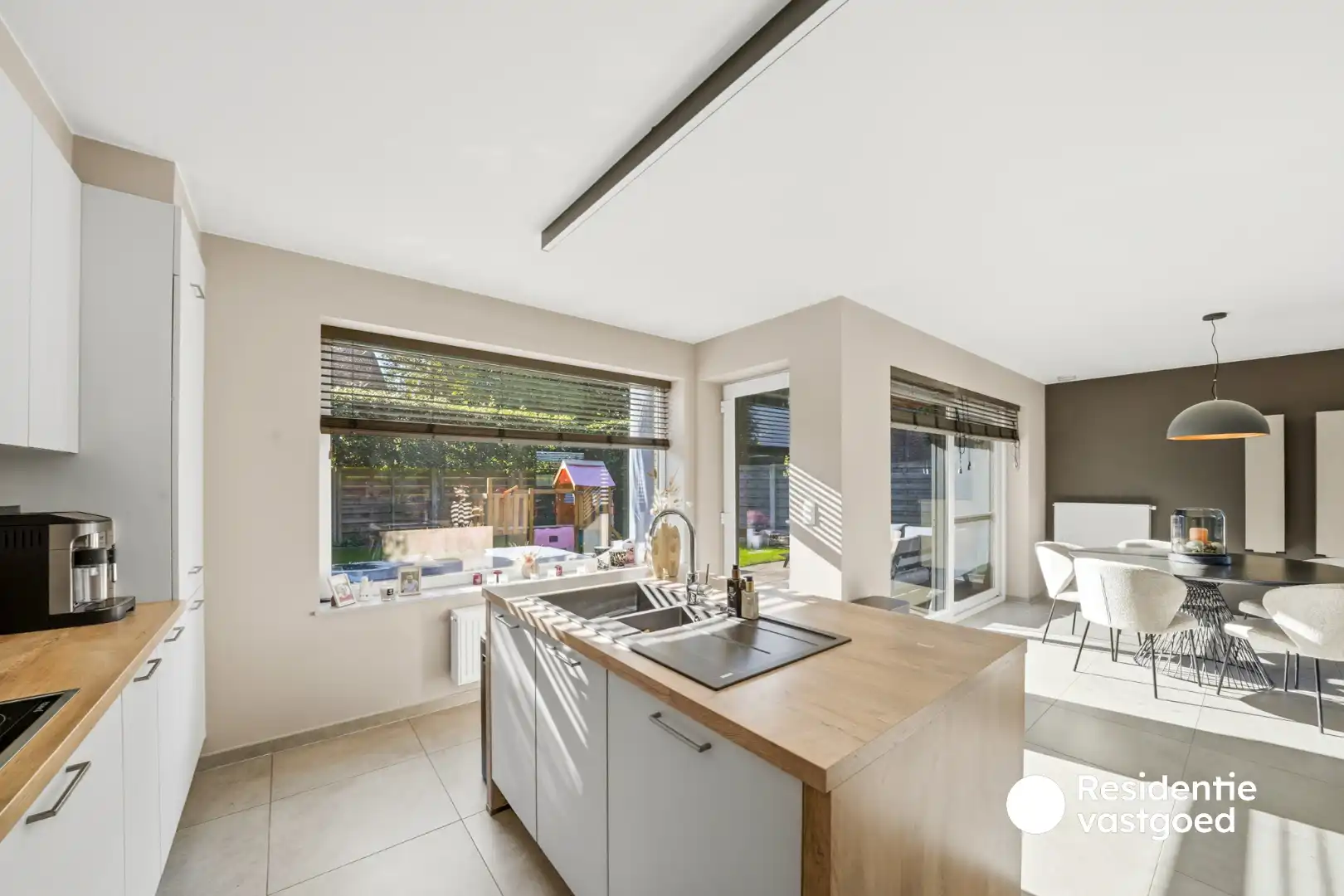 Prachtige zeer recente halfopen woning in rustige wijk te Oudenburg centrum foto 11