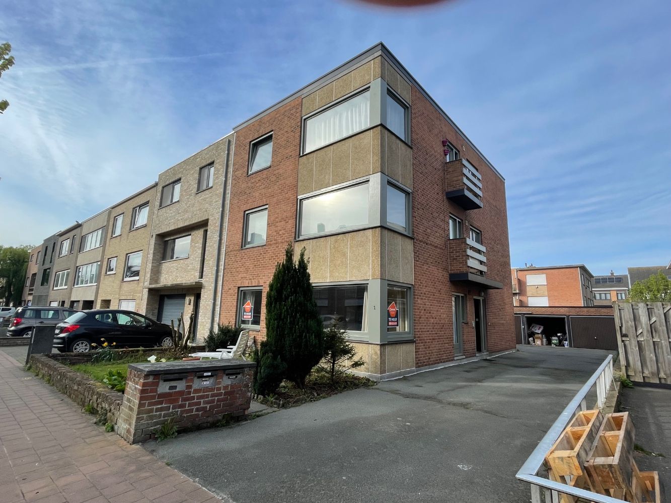 Ruim gelijkvloersappartement met twee slaapkamers en gesloten garagebox. foto {{pictureIndex}}
