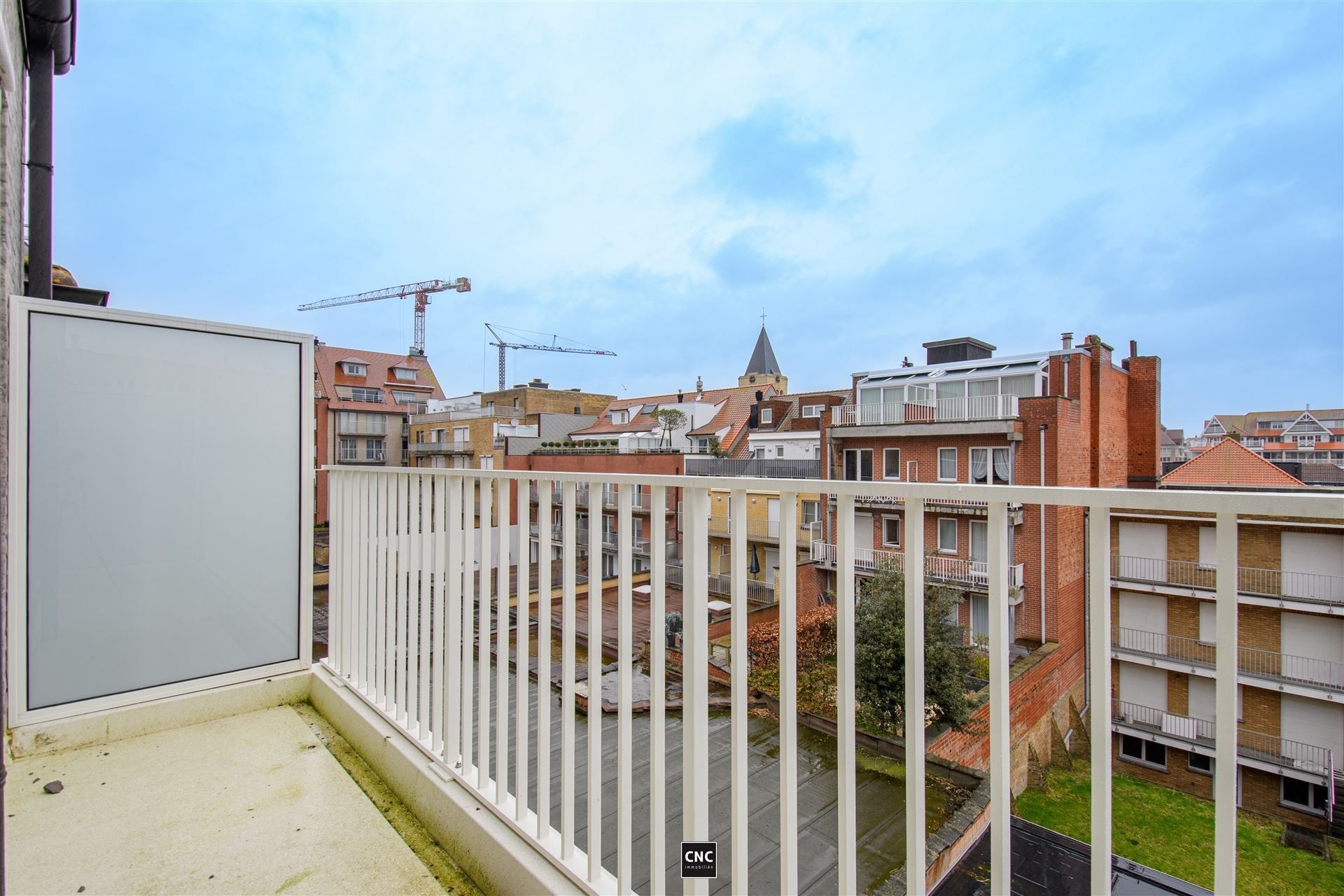 Zonnig en lichtrijk nieuwbouwappartement met 2 slaapkamers in het centrum van Knokke, in een zijstraat van de Dumortierlaan. foto 12