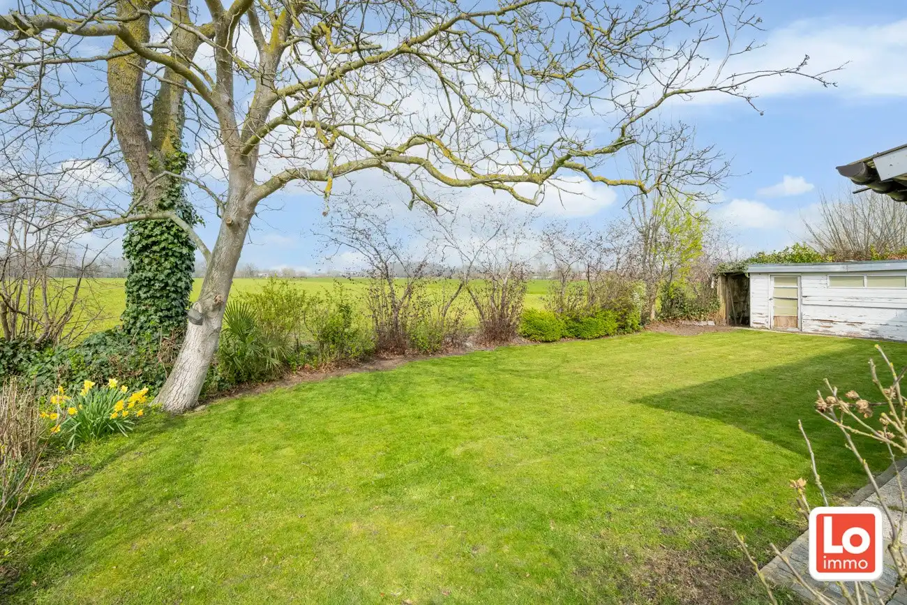 Ruime volledig te renoveren open gelijkvloerse prefab woning met inpandige garage en tuin met open zicht of perceel bouwgrond met afbraak/heropbouw mogelijkheden aan 6% BTW op een rustige locatie nabij het centrum van Zeveneken! foto 2